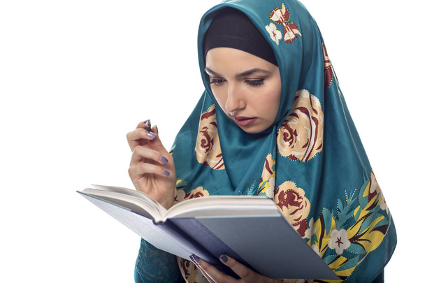 Φοιτήτριας ή συγγραφέα φορούσε ένα Hijab - Φωτογραφία, εικόνα