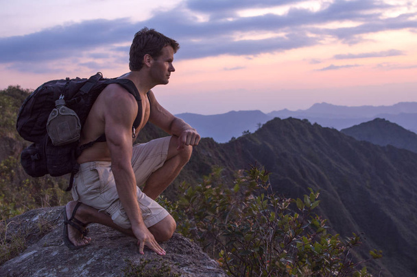 Extrém férfi kaland túrázó a hegy tetején - Fotó, kép