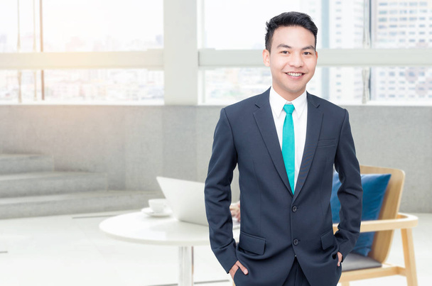 Jonge Aziatische zakenman werken op kantoor - Foto, afbeelding