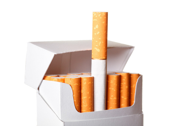 Fehér alapon izolált cigarettacsomag - Fotó, kép