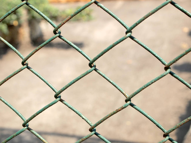 Ланцюговий паркан крупним планом
 - Фото, зображення