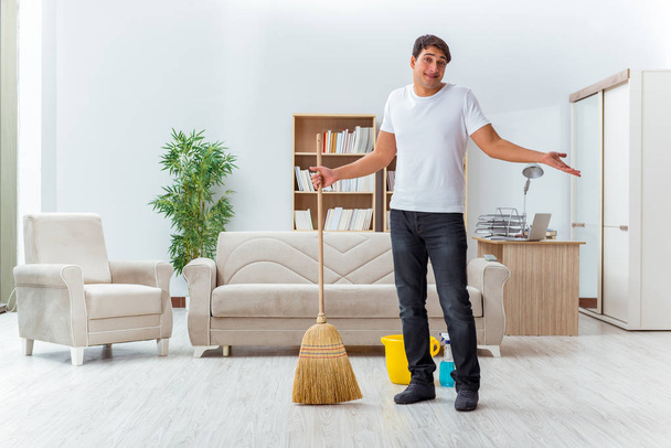 Mężczyzna mąż sprzątanie domu pomaga żonie - Zdjęcie, obraz