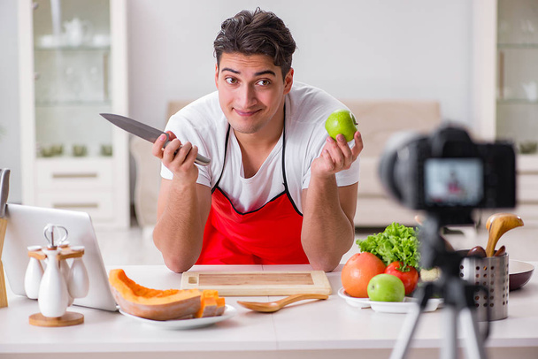 Food blogger che lavora in cucina - Foto, immagini