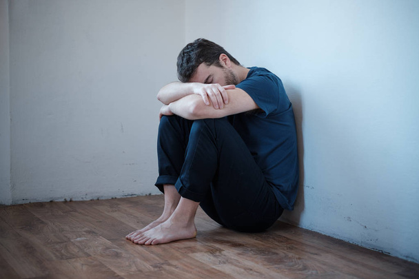 Отчаянный человек в беде чувство депрессии
 - Фото, изображение
