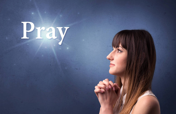 Modląc się koncepcja dziewczyna - Zdjęcie, obraz
