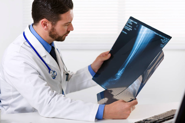 Αρσενικό ο γιατρός βλέπει ασθενείς ακτινογραφία - Φωτογραφία, εικόνα