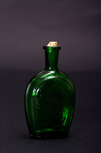Régi színes üveg, egy sötét háttér - Fotó, kép