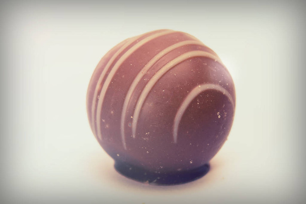 Dellicious πολυτελή σοκολάτα σε ανοιχτόχρωμο φόντο - Φωτογραφία, εικόνα