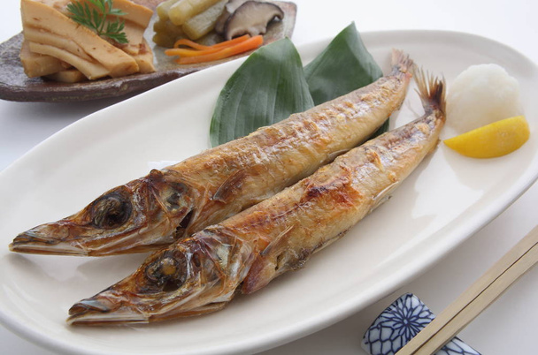 Pescado seco a la parrilla, comida japonesa
  - Foto, imagen