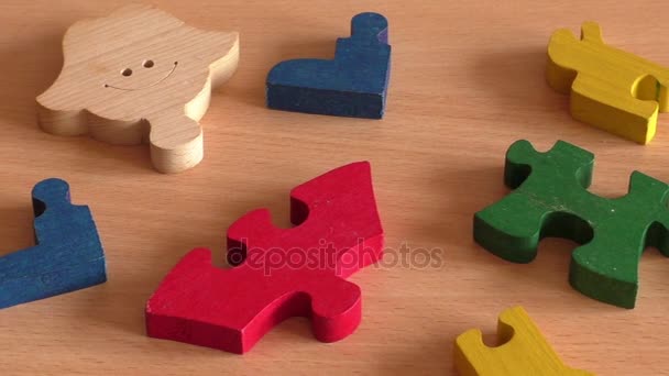 Puzzle in legno colorato per bambini
  - Filmati, video