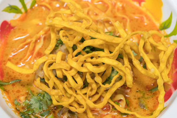 Fideos Khao soi, antecedentes de comida tailandesa
 - Foto, Imagen