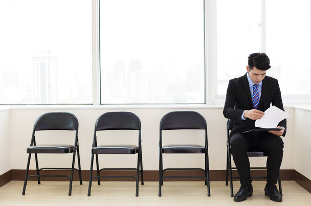 jonge zakenman wachten op sollicitatiegesprek - Foto, afbeelding