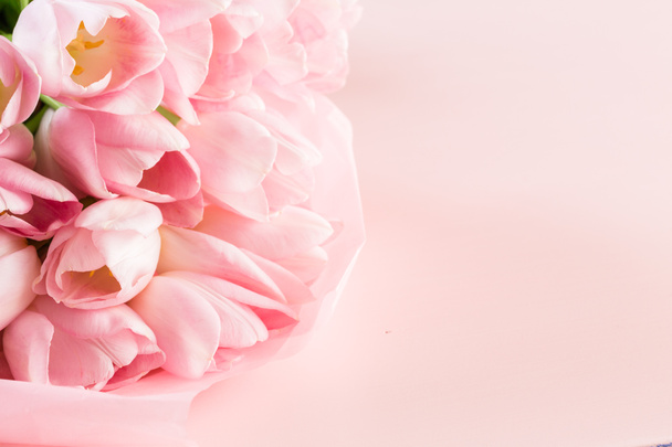 világos rózsaszín tulipánok  - Fotó, kép