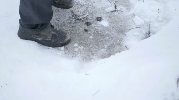 Männer alte Schuhe im Schnee - Filmmaterial, Video
