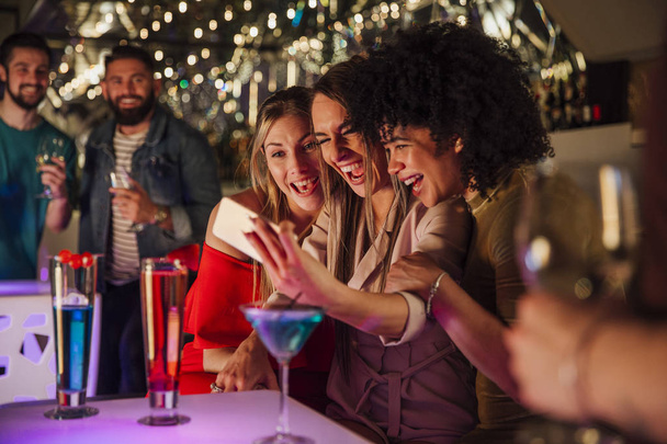 Friends Nightclub Selfie - Valokuva, kuva