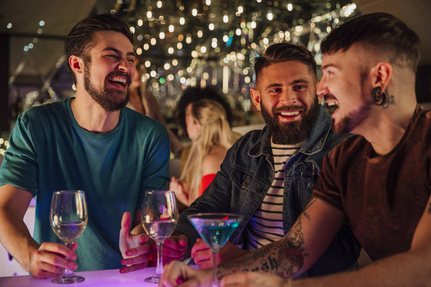 Friends In A Nightclub - Foto, Imagem