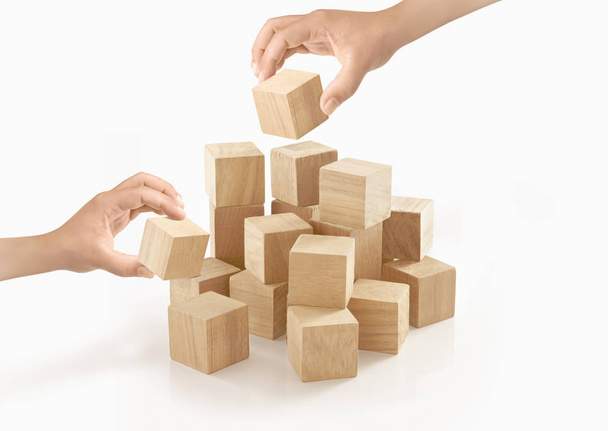Dvě ruce hraje dřevěný box na izolované pozadí. - Fotografie, Obrázek
