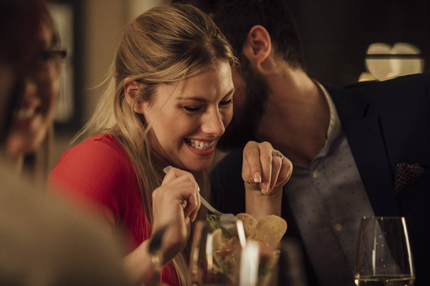 Couple Kissing In Restaurant - Foto, immagini