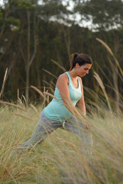 Беременная спортивная женщина на открытом воздухе фитнес здоровые тренировки
 - Фото, изображение