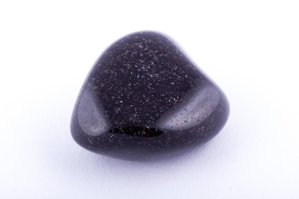 Macro minerale steen black onyx tegen witte achtergrond - Foto, afbeelding