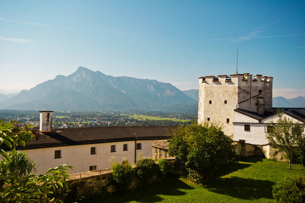 Veduta delle montagne dalle mura del castello di Hohensalzburg a Salisburgo, A
 - Foto, immagini