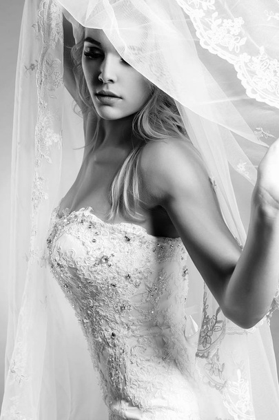 美しい花嫁のウェディング ドレスとヴェールの女 - 写真・画像