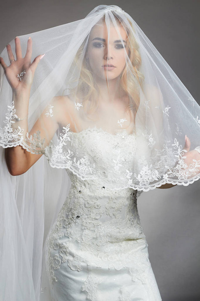 Fátyol, esküvői ruha, gyönyörű menyasszony nő - Fotó, kép