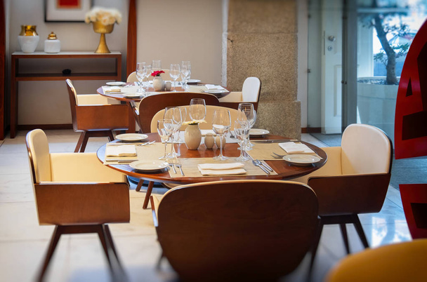 mesas no restaurante clássico
 - Foto, Imagem