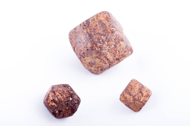 Macro piedra mineral granate sobre fondo blanco
 - Foto, Imagen