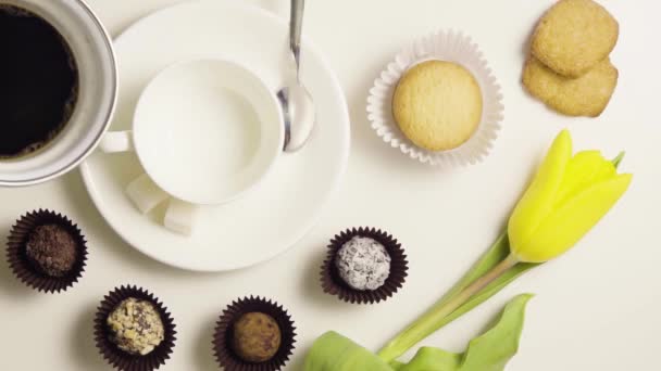Taza de café de la mañana con dulces y flores, vista superior
 - Imágenes, Vídeo