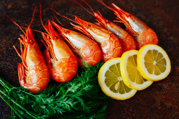 The composition of the shrimp and crab meat with lemon and herbs - Foto, Imagen