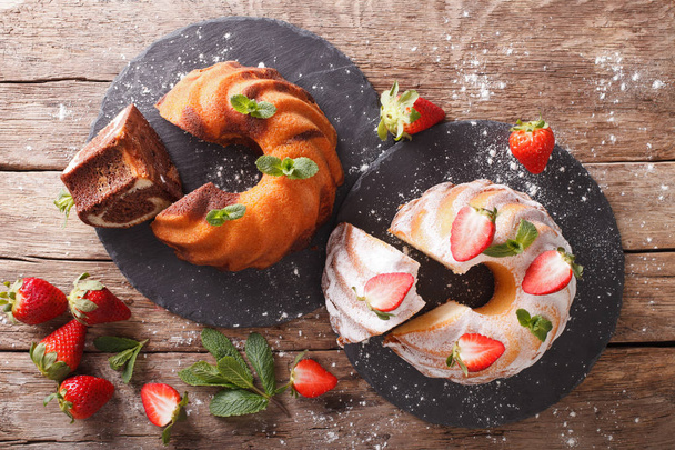 Marmorkuchen und Vanillekuchen mit Erdbeeren in Großaufnahme. Horizont - Foto, Bild