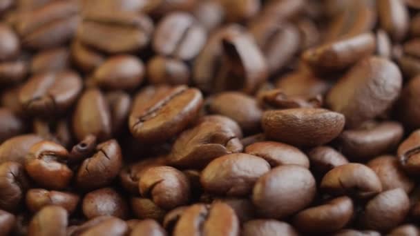 Roasted coffee beans on a table. Rotating. Close up - Filmagem, Vídeo