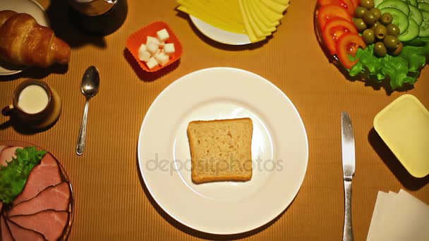Üstten Görünüm erkek yapım kapalı sandviç kahvaltı için eller. - Video, Çekim