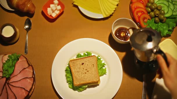 Vue de dessus main féminine ajoutant café noir dans une tasse blanche pour breaksfast
 - Séquence, vidéo