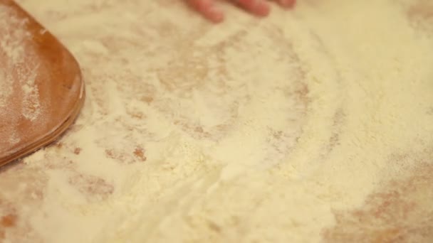 A nő dolgozik a tésztát. házi croissant-t, hogy - Felvétel, videó