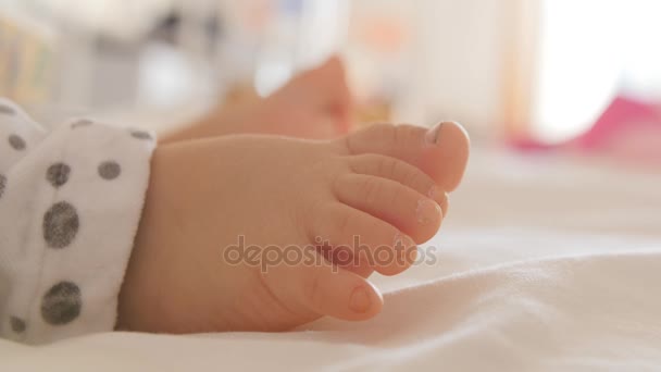 αξιολάτρευτο μωρό χαριτωμένο πόδια - Πλάνα, βίντεο
