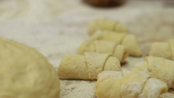 A čerstvě udělat domácí croissanty z těsta - Záběry, video
