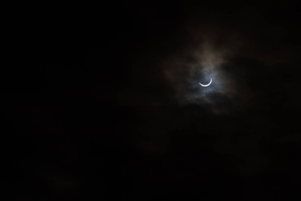 Eclissi solare parziale in una giornata nuvolosa a Kristiansand Norvegia - Foto, immagini