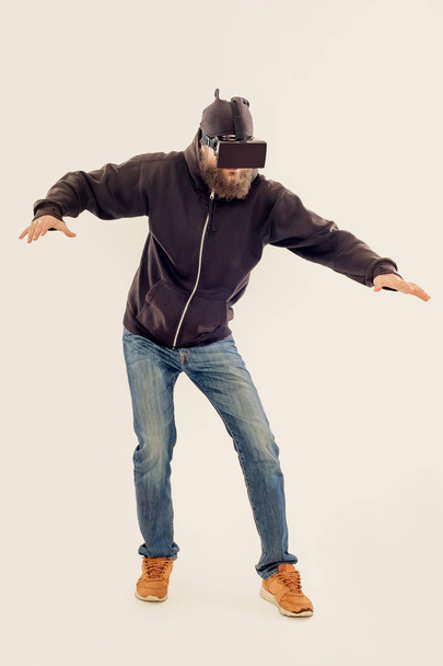 Jeune homme beau barbu utilisant un appareil de réalité virtuelle
 - Photo, image