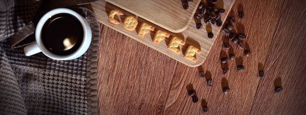 Inglês word "Coffee", composto por letras de biscoito salgado
 - Foto, Imagem