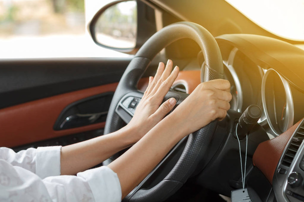 Asijské ženy jsou řízení auta na silnici a zmáčknout klaxon.soft - Fotografie, Obrázek
