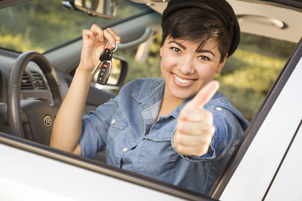 γυναίκα ευτυχισμένη μικτής φυλής σε αυτοκίνητο που κατέχει τα κλειδιά - Φωτογραφία, εικόνα