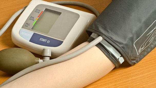 el aparato para medir la presión arterial
 - Foto, imagen