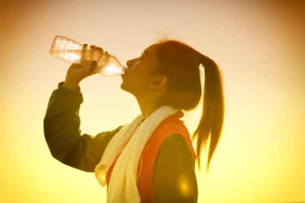 zamazany obraz wody pitnej sportowy Asian kobieta odkryty  - Zdjęcie, obraz