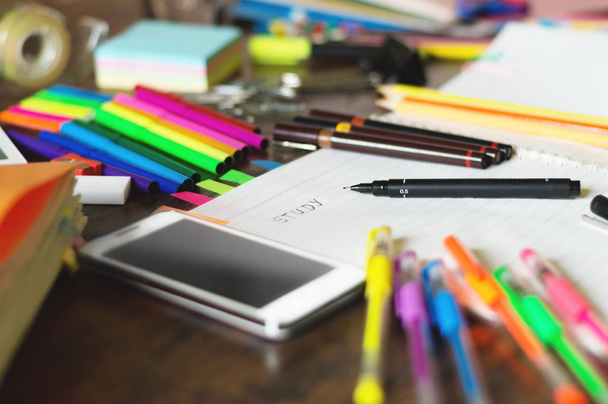 Az iskola színes választék ellátja a smartphone, tábla.  - Fotó, kép
