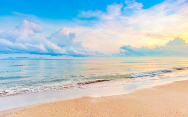 ゆっくり夏のビーチに美しい日の出 - 写真・画像