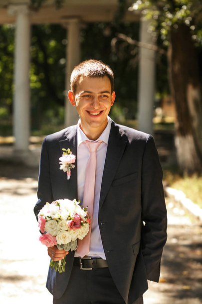 The happinest groom with the bouquet - Foto, afbeelding