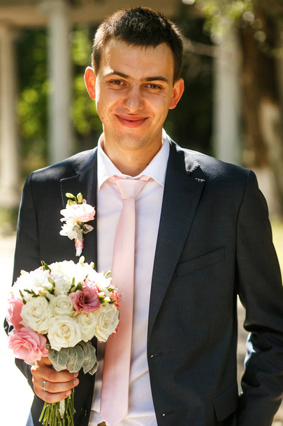 The happinest groom with the bouquet - Zdjęcie, obraz
