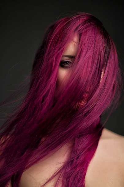 dramático retrato chica atractiva con pelo violeta
 - Foto, Imagen